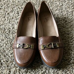 Life Stride Soft System Women’s Brown Loafers with Metal Accents size 10